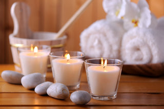 Entdecken Sie die Welt der Saunaaufgüsse mit unserer Aromatherapie. Lassen Sie sich von den natürlichen Düften inspirieren und entspannen Sie vollkommen.