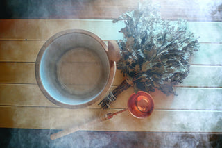 Verwöhnen Sie sich mit unseren Aromatherapie-Saunaaufgüssen und erleben Sie pure Entspannung. Genießen Sie die wohltuenden Düfte und lassen Sie den Alltag hinter sich.