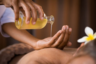 Bringen Sie Ihre Sinne in Einklang mit unseren Massageölen für die Aromatherapie. Entdecken Sie die Kraft der Düfte und lassen Sie sich verwöhnen.