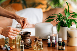 Entspannung pur mit unseren hochwertigen Massageölen für die Aromatherapie. Verwöhnen Sie Körper und Geist mit duftenden Essenzen.